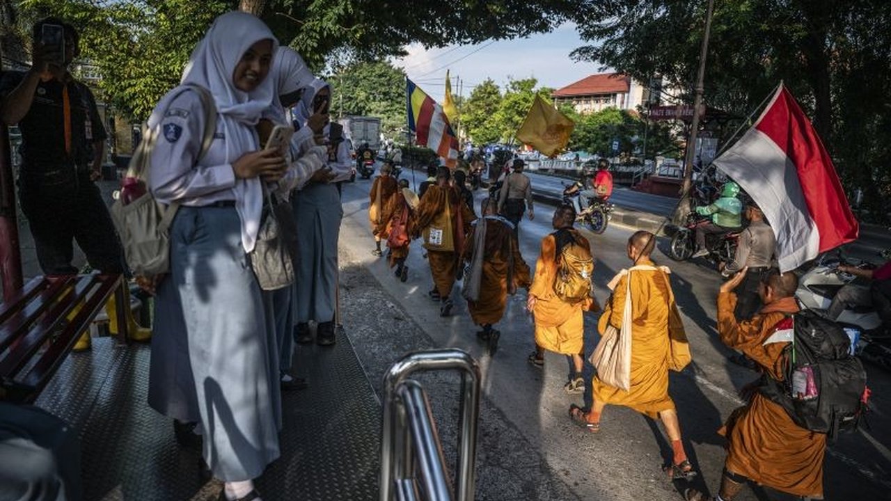 36 biksu Thailand yang melakukan perjalanan Thudong menuju Candi Borobudur untuk Waisak 2025 disambut hangat oleh masyarakat Temanggung, Jawa Tengah, meski kelelahan membuat mereka melanjutkan perjalanan lebih cepat ke Magelang.