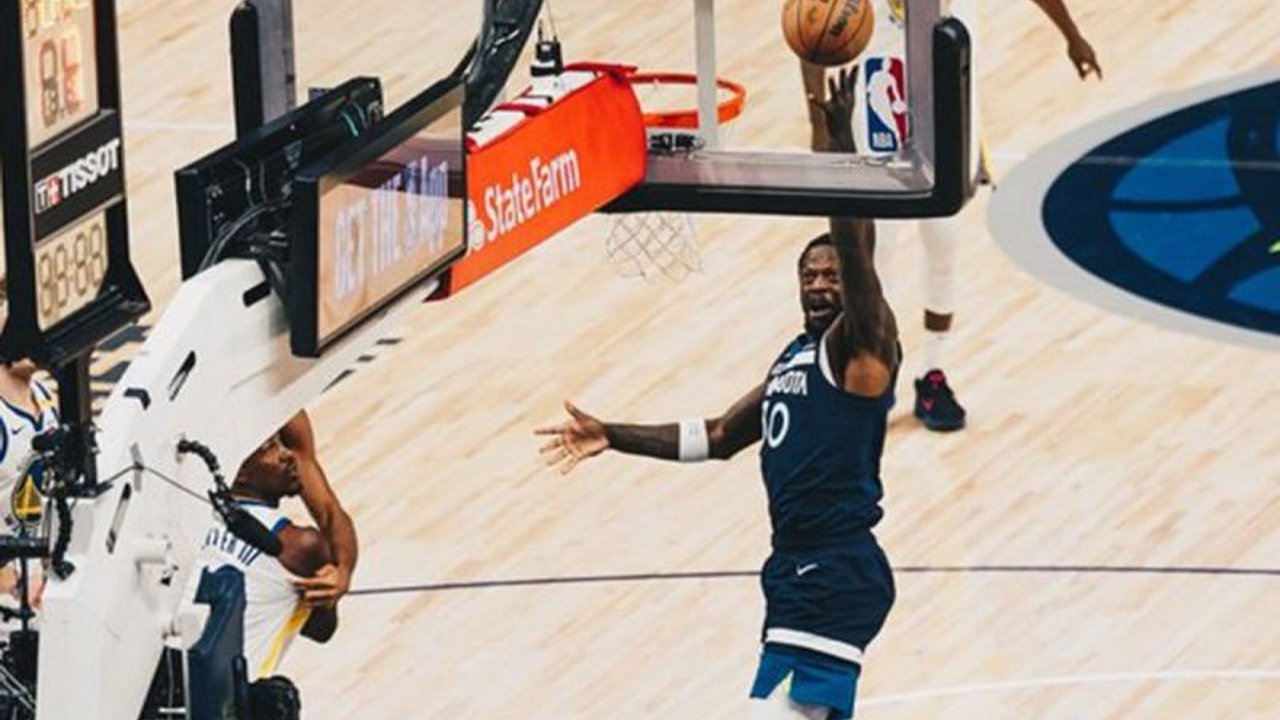 Minnesota Timberwolves berhasil menyamakan kedudukan semifinal Wilayah Barat NBA menjadi 1-1 setelah mengalahkan Golden State Warriors dengan skor 117-93 di game kedua, memanfaatkan absennya Stephen Curry.