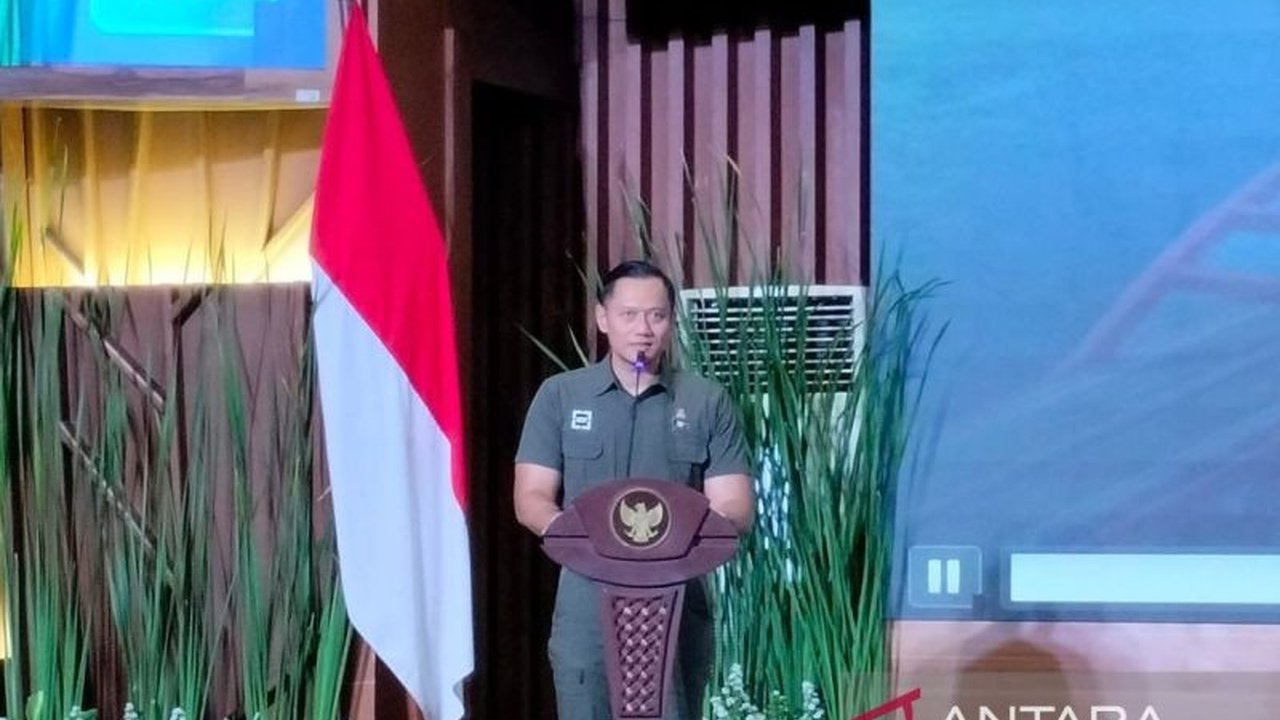 Menko Infrastruktur dan Pembangunan Kewilayahan, Agus Harimurti Yudhoyono, siap harmonisasikan berbagai konsep Giant Sea Wall untuk melindungi pesisir Jakarta dari kenaikan permukaan air laut.