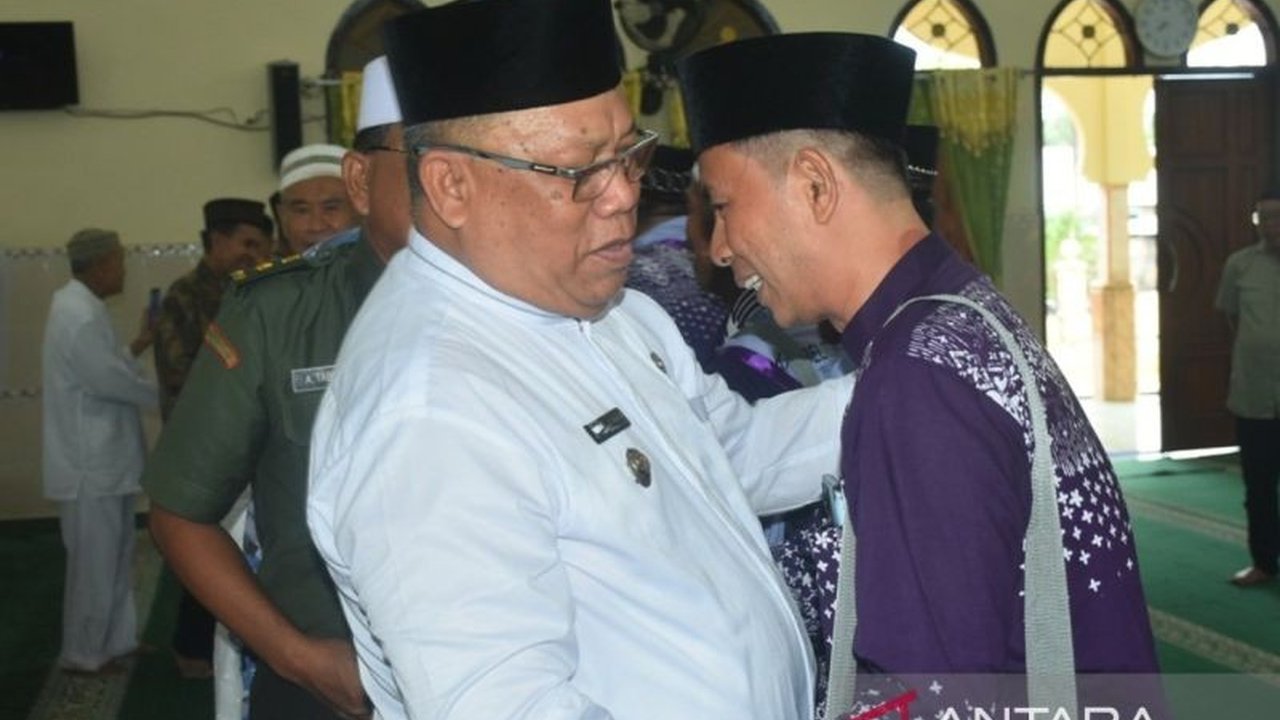 Wakil Bupati Belitung Timur melepas keberangkatan 22 calon haji asal daerah tersebut yang tergabung dalam kloter 6 menuju Tanah Suci Makkah.