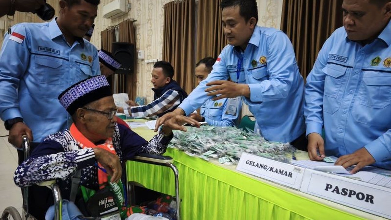 Satu calon haji asal Lampung Selatan, Munawir (58), batal berangkat ke Tanah Suci karena sakit dan menjalani perawatan di RSUDAM Bandarlampung.