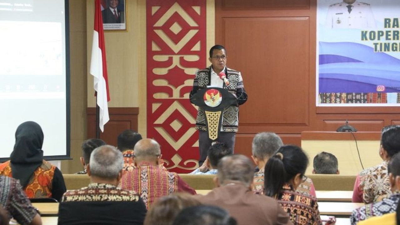 Pemerintah Provinsi NTT menargetkan pembentukan 44 Koperasi Desa/Kelurahan Merah Putih dalam 100 hari kerja Gubernur Melki Laka Lena dan Wakilnya, sebagai upaya peningkatan ekonomi masyarakat.