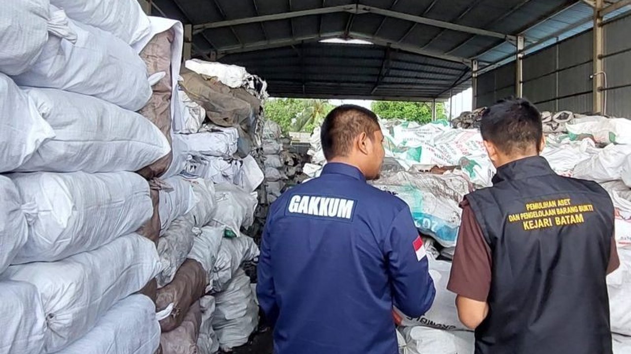 Kementerian Kehutanan menyerahkan tersangka penampungan 185 ton arang bakau ilegal ke Kejaksaan Negeri Batam setelah melewati proses hukum yang panjang, termasuk dua kali praperadilan yang ditolak.