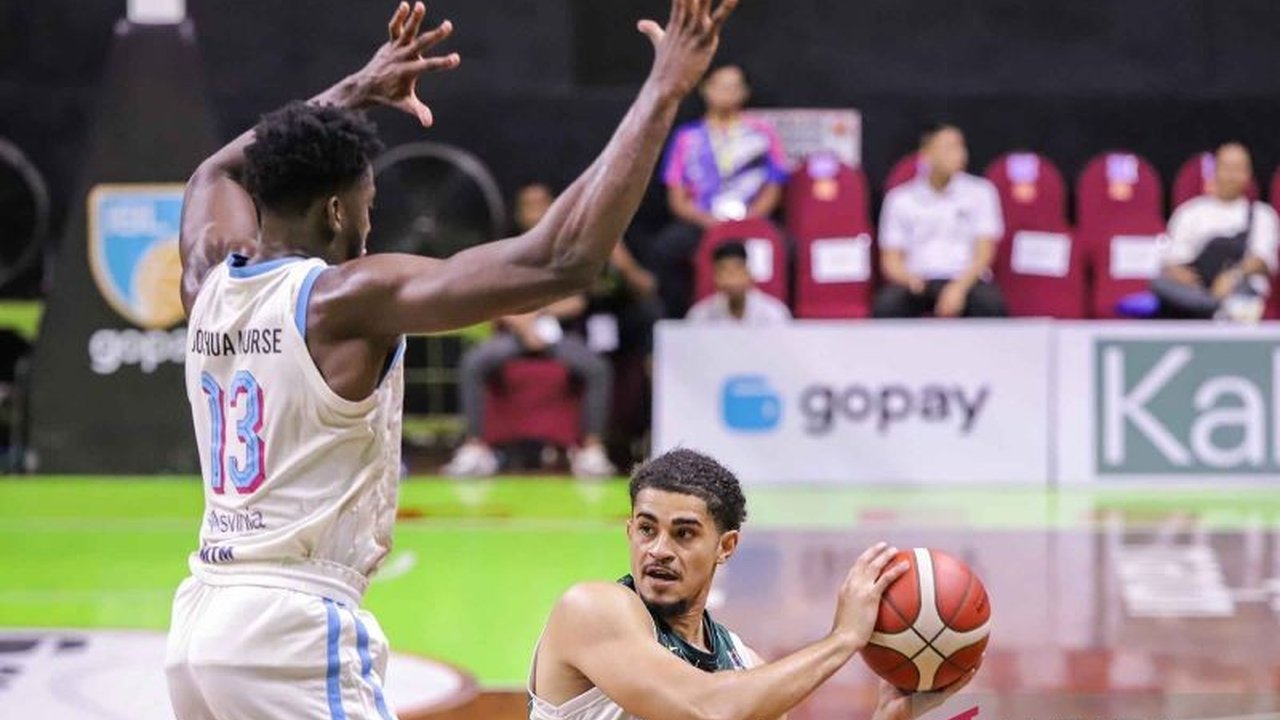 Adonnecy Joshua Bramah mencetak double-double gemilang dengan 33 poin dan 15 rebound, memimpin Pacific Caesar Surabaya meraih kemenangan dramatis atas Bali United Basketball dengan skor 107-99 di IBL 2025.