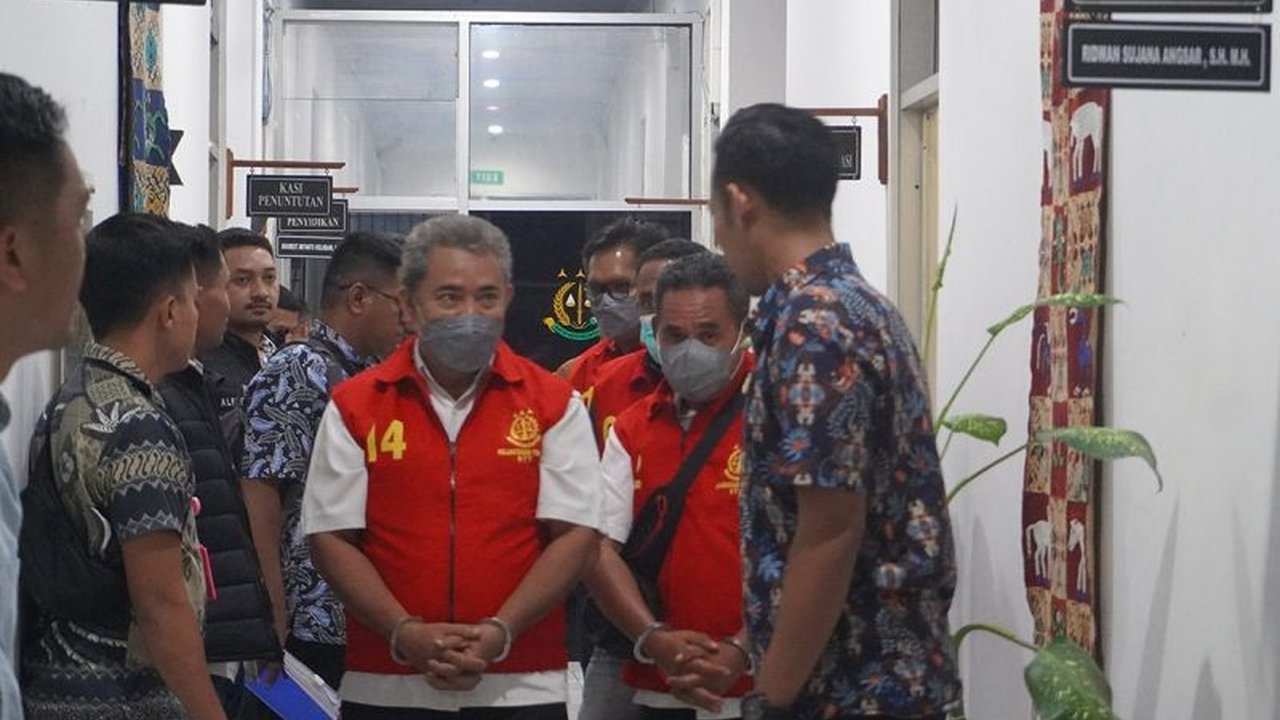 Kejati NTT menetapkan empat tersangka dalam kasus korupsi rehabilitasi jaringan irigasi Wae Ces di Manggarai, mengakibatkan kerugian negara mencapai Rp2,3 miliar.