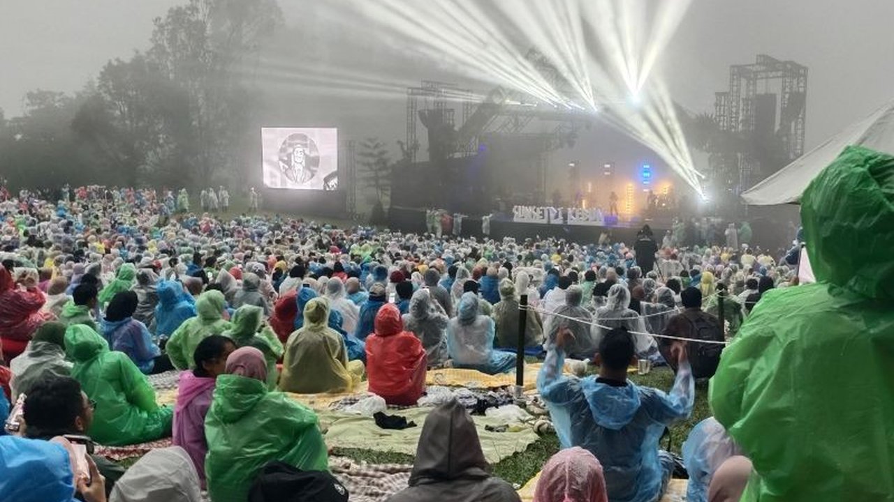 Di tengah tantangan ekonomi, promotor konser musik di Indonesia perlu berinovasi dengan menggabungkan teknologi digital dan pengalaman langsung untuk menarik penonton dan mendorong pertumbuhan industri hiburan.