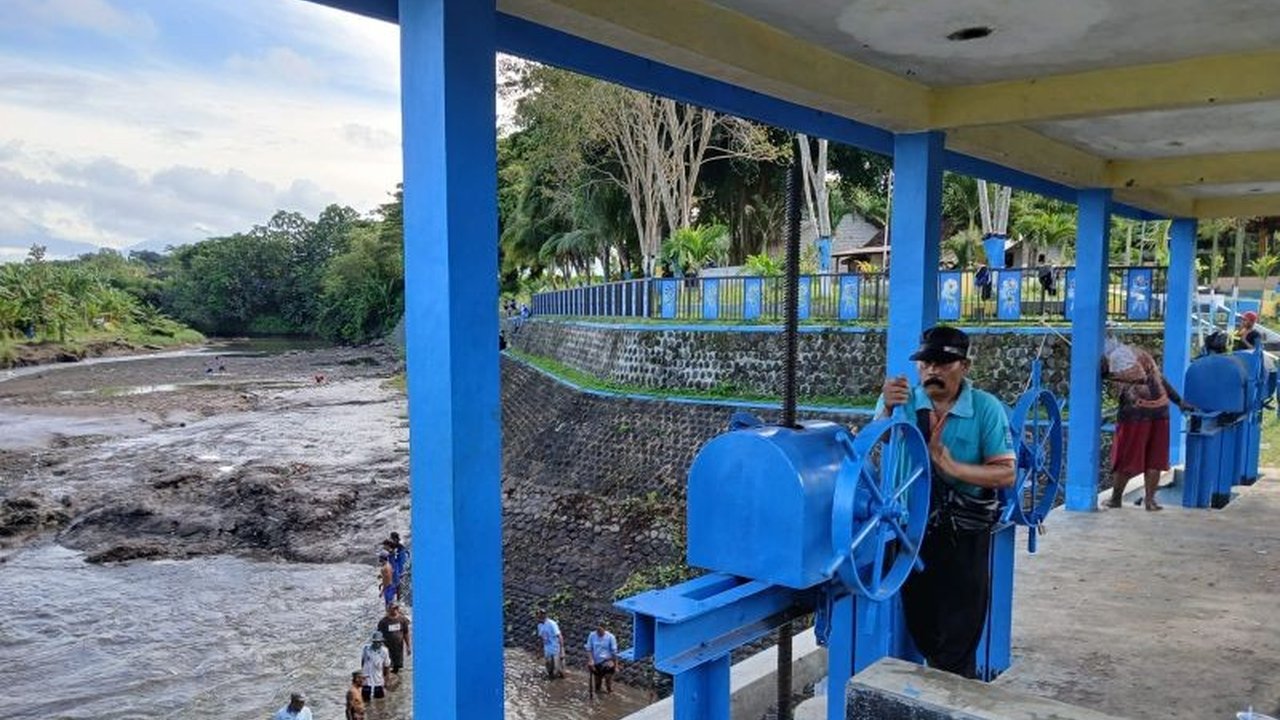 Pemerintah Kabupaten Banyuwangi membersihkan endapan di DAM dan embung untuk mengoptimalkan tampungan air dan mencegah kekeringan selama musim kemarau.