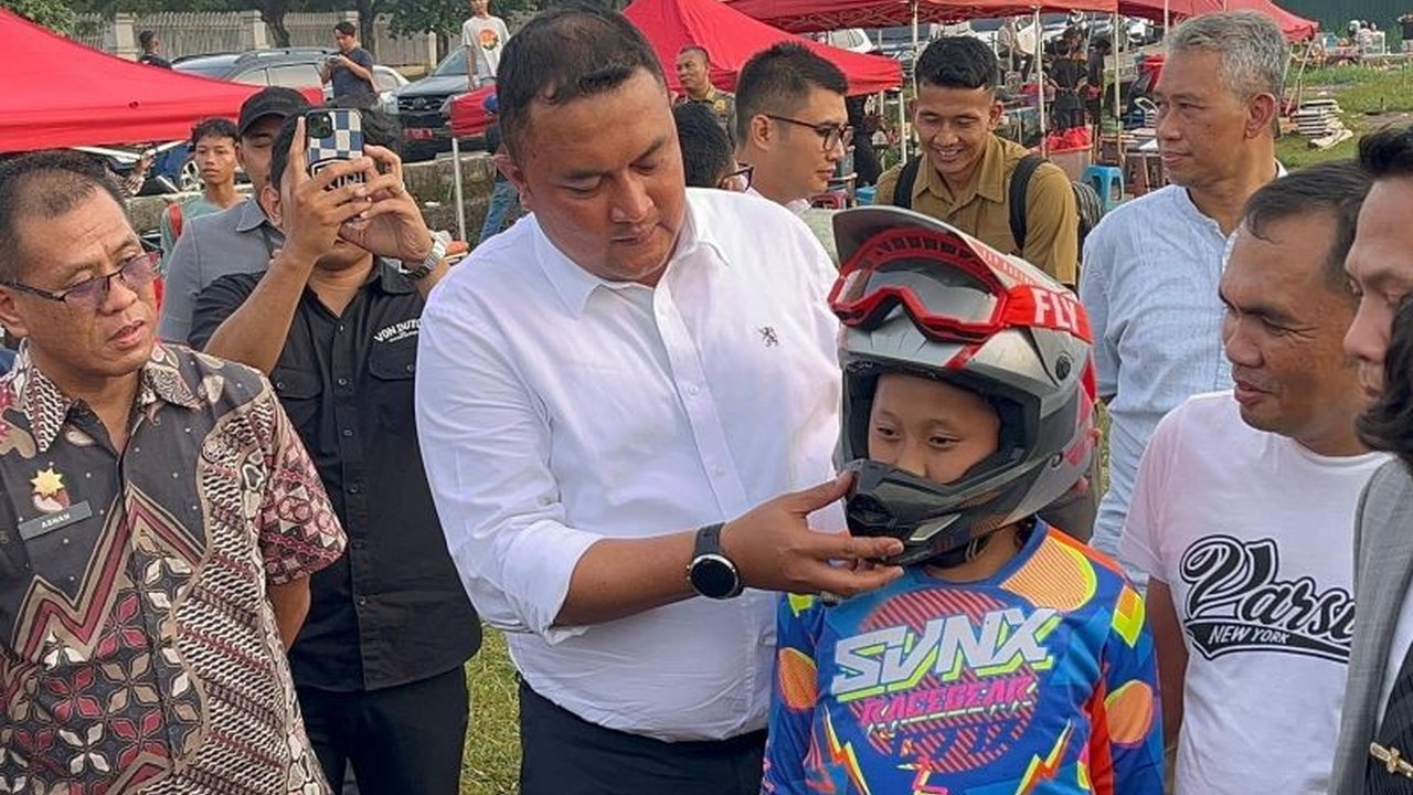Pembangunan sirkuit motor cross di Stadion Pakansari, Bogor, melibatkan desainer ternama dan dibiayai swadaya komunitas, tanpa menggunakan APBD, untuk meningkatkan prestasi atlet dan ekonomi lokal.