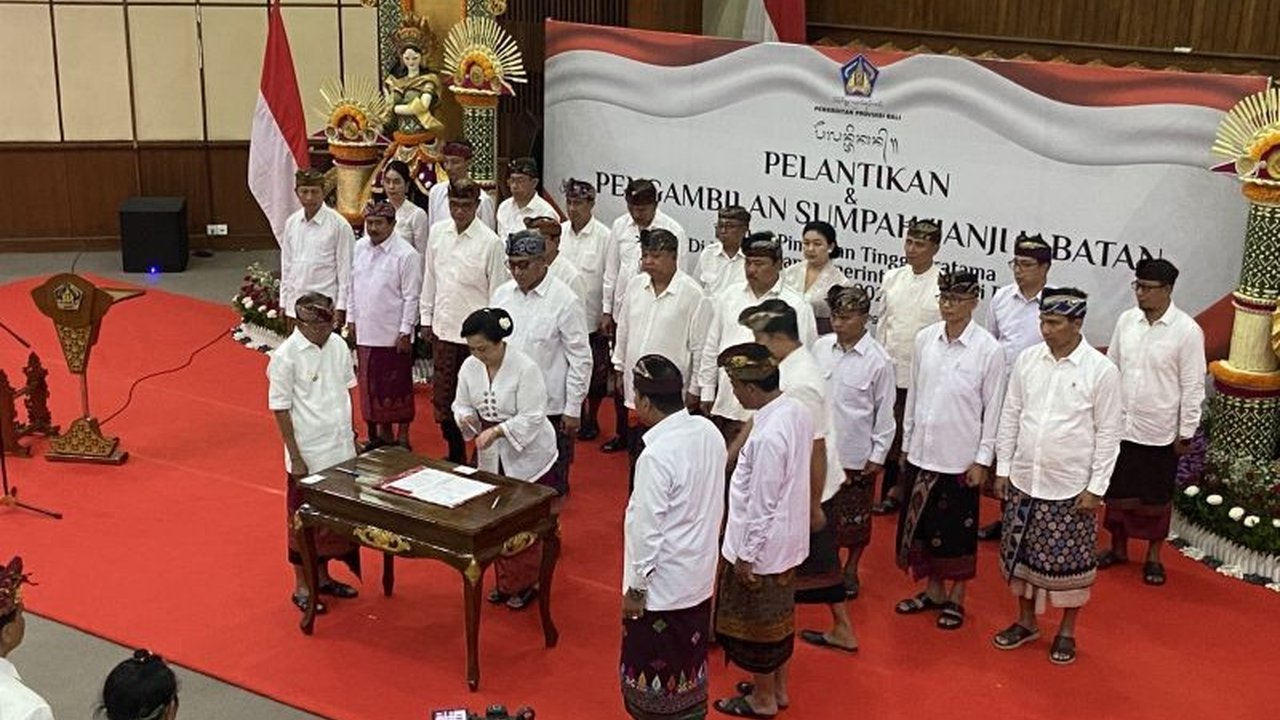 Gubernur Bali, Wayan Koster, menunjuk I Wayan Sumarajaya sebagai Kepala Dinas Pariwisata Bali, menggantikan Tjok Bagus Pemayun, karena kemampuan berbahasa Inggrisnya yang dinilai penting dalam menangani sektor pariwisata.