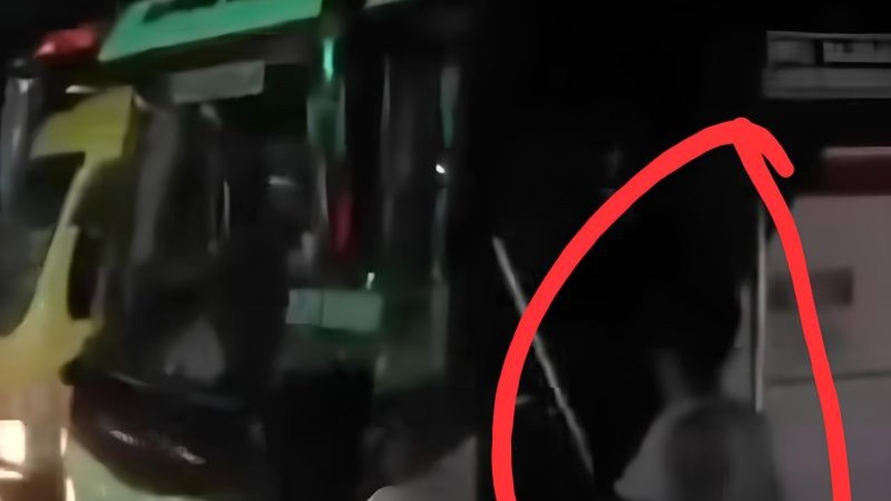 Satreskrim Polresta Tangerang mengusut perusakan bus AKAP Primajasa oleh sekelompok pria diduga preman jalanan; penyelidikan masih berlangsung untuk mengungkap motif dan menangkap pelaku.