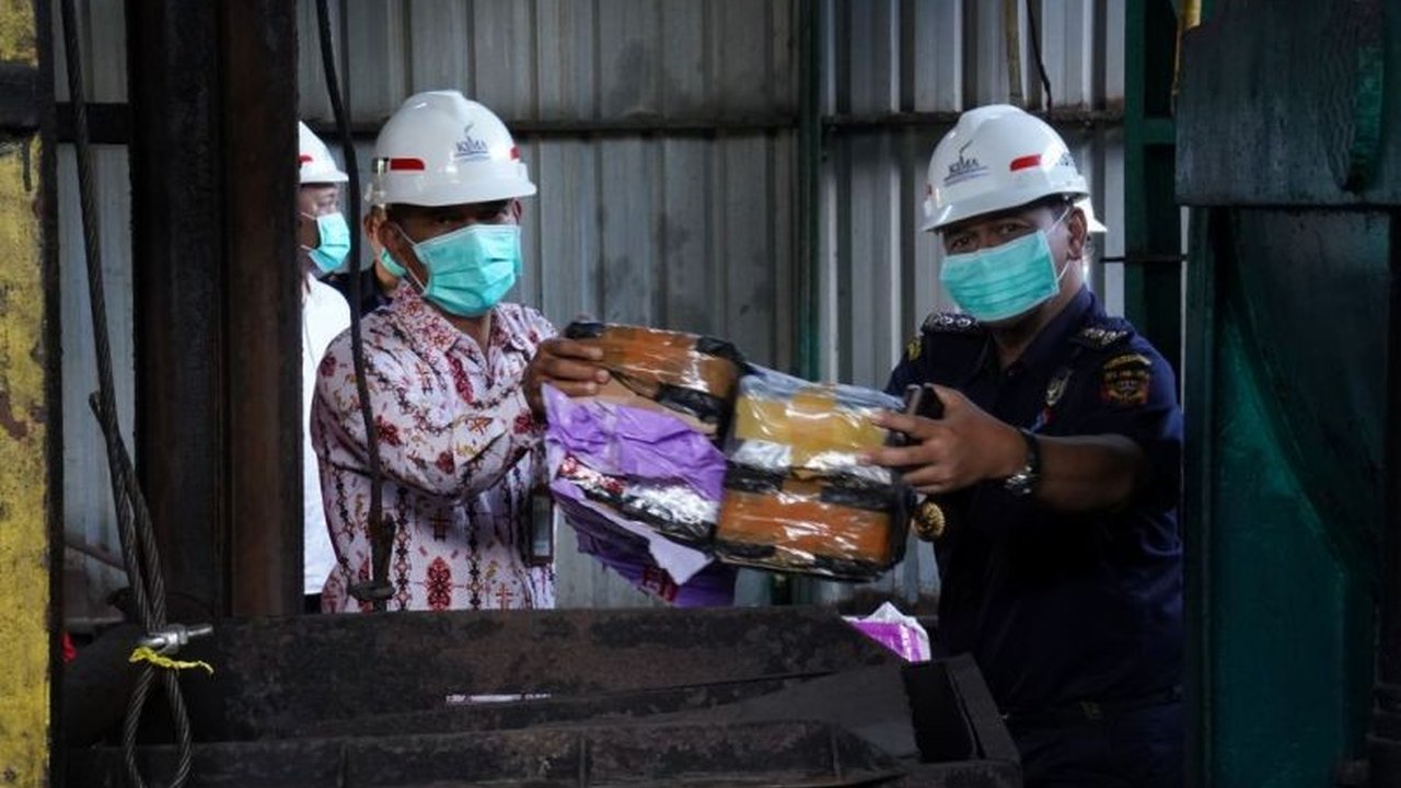 Bea Cukai Sulawesi Bagian Selatan memusnahkan barang bukti ribuan batang rokok ilegal dan minuman beralkohol senilai miliaran rupiah, menyelamatkan potensi kerugian negara yang signifikan.