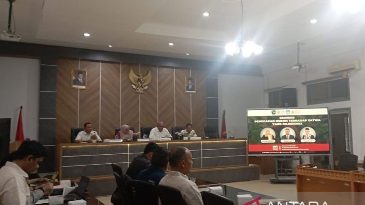 Dr. Mukhlis dari USK menyoroti penggunaan UU Konservasi lama (UU No. 5 Tahun 1990) dalam penegakan hukum lingkungan, mendesak penggunaan UU No. 32 Tahun 2024 yang lebih relevan dan adanya standarisasi penanganan kejahatan lingkungan.