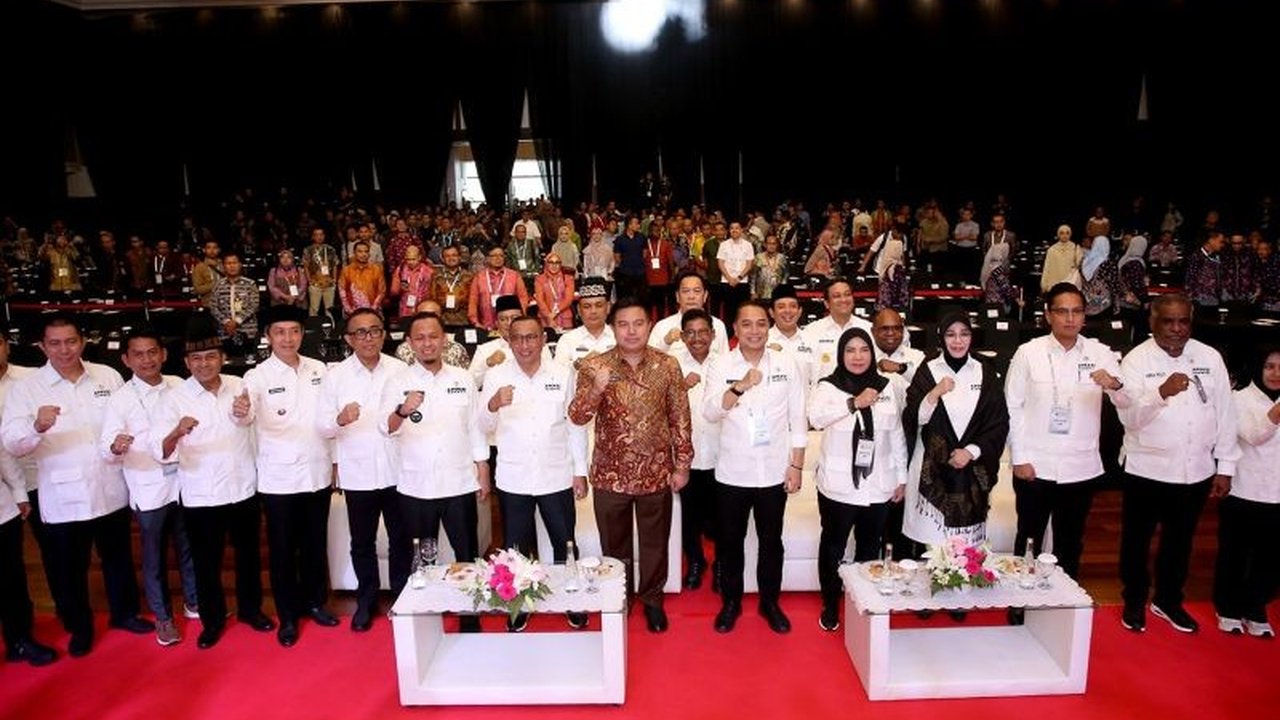 Wali Kota Surabaya, Eri Cahyadi, kembali dipercaya memimpin Asosiasi Pemerintah Kota Seluruh Indonesia (Apeksi) untuk periode 2025-2030, dengan fokus pada inovasi daerah dan sinkronisasi program dengan pemerintah pusat.