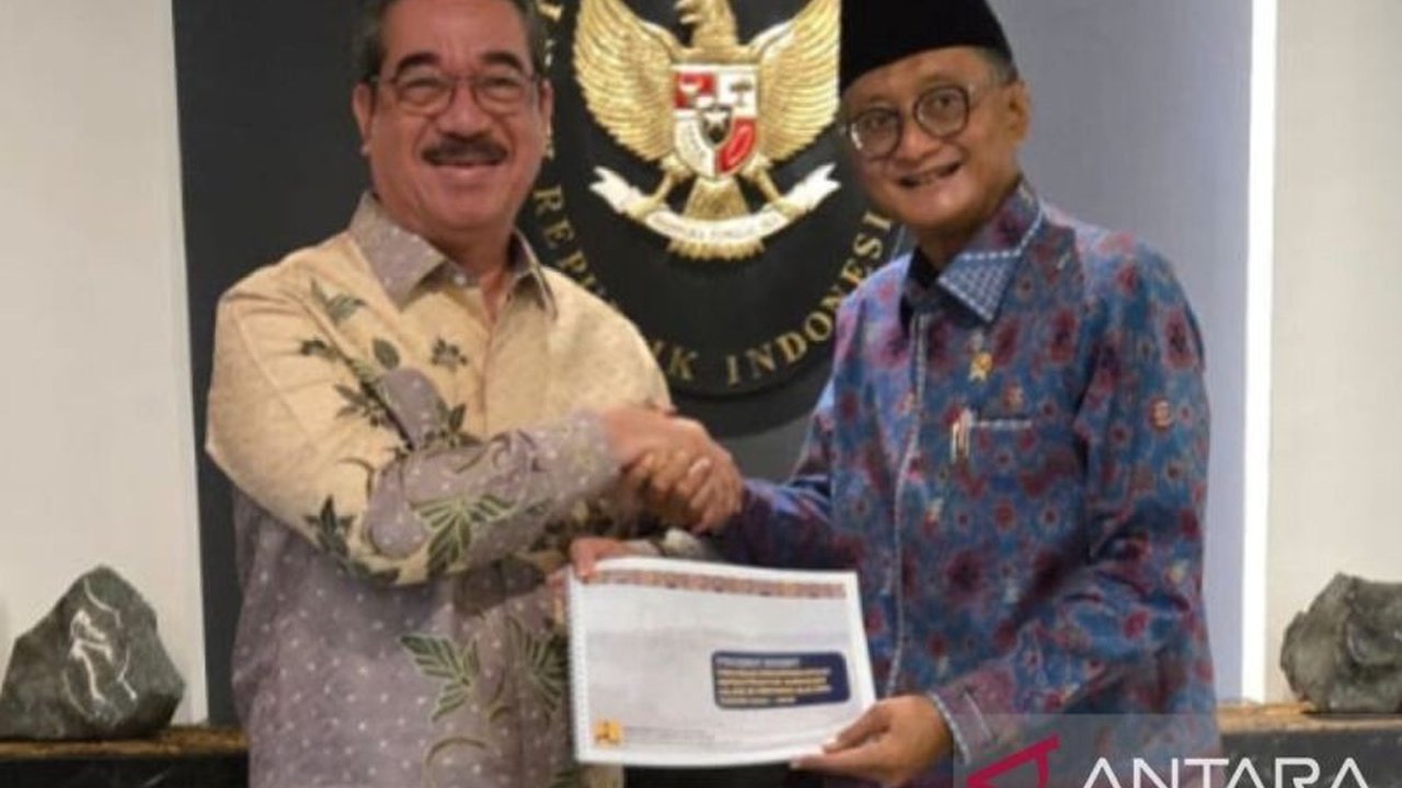 Pemerintah Provinsi Maluku menyerahkan usulan pembangunan infrastruktur jalan dan jembatan kepada Menteri PU untuk meningkatkan aksesibilitas dan pertumbuhan ekonomi daerah.