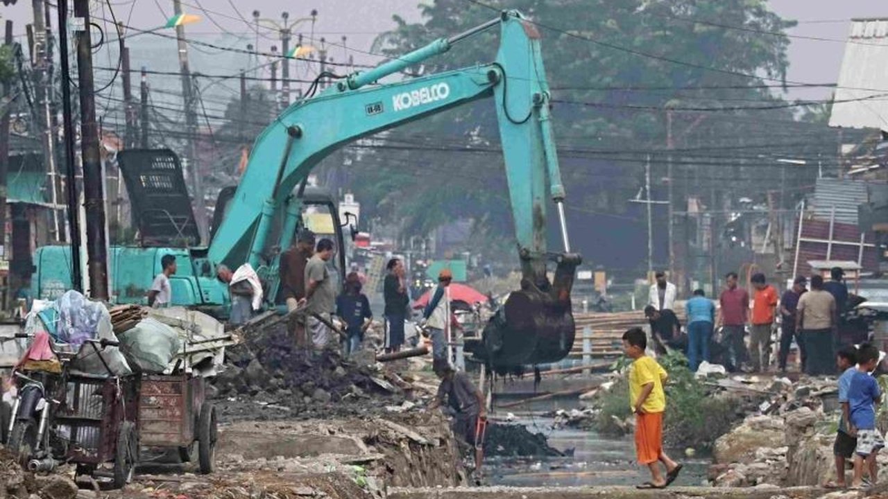 Pemkab Bekasi selesaikan normalisasi 65 titik bantaran sungai setelah penertiban bangunan liar untuk mencegah banjir dan kekeringan di Kabupaten Bekasi.