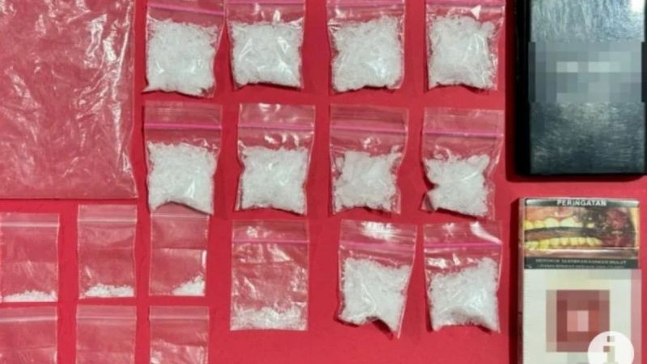 Polres Tabalong menangkap pasangan suami istri sebagai pengedar sabu seberat hampir 50 gram di Desa Solan, Kecamatan Jaro, Tabalong, Kalimantan Selatan.