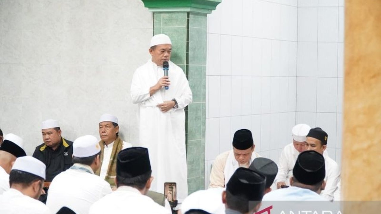 Gubernur Jambi, Al Haris, gencar jalankan program Subuh Keliling setiap Jumat untuk menanamkan nilai ibadah dan keagamaan kepada masyarakat Jambi, sekaligus menyalurkan bantuan perbaikan masjid.