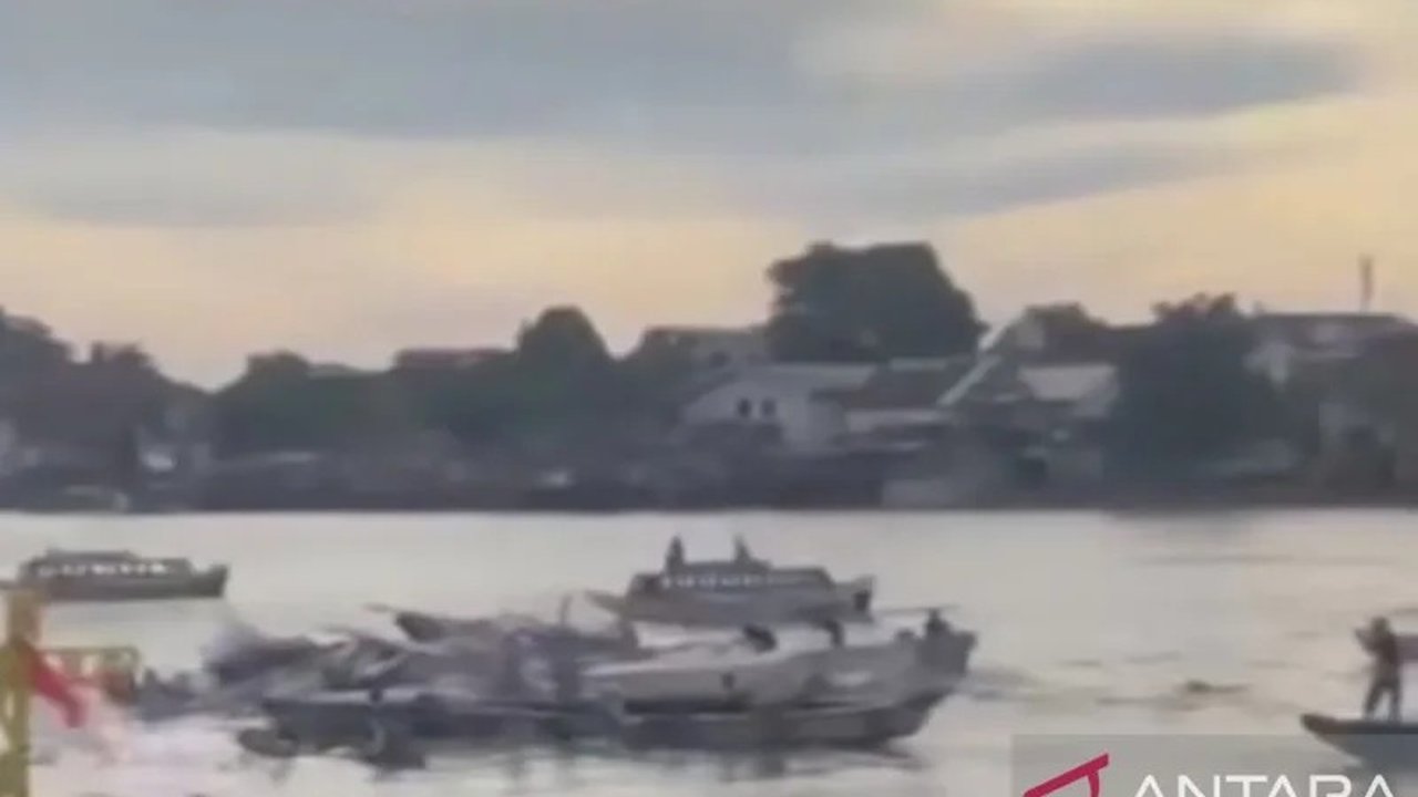 Satu unit kapal jukung bernama Doa Ibu terbakar di Sungai Musi, Palembang, Jumat sore; tiga ABK luka bakar, empat lainnya masih hilang.