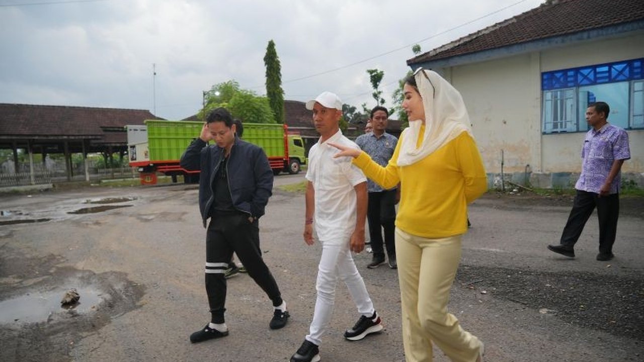 Anggota DPR Novita Hardini mengundang Ajik Krisna dari Krisna Bali untuk mengembangkan potensi wisata dan ekonomi kreatif di Trenggalek, Jawa Timur.