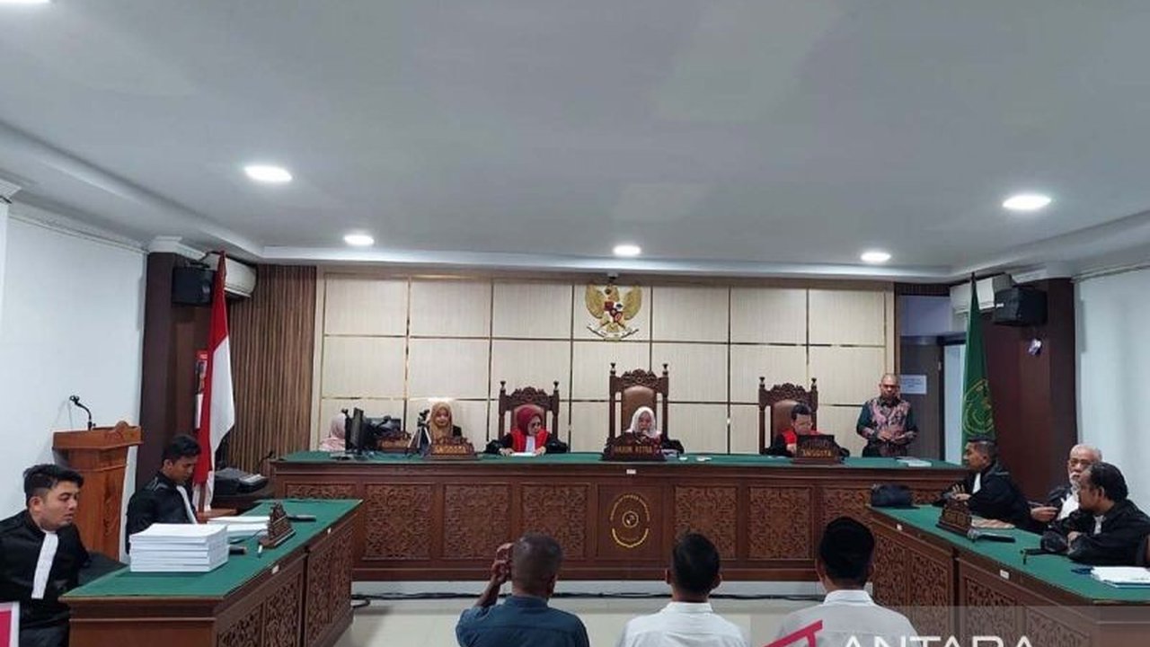 Tiga terdakwa korupsi penyertaan modal BUMD Kota Sabang dituntut hukuman penjara total 16 tahun oleh PN Banda Aceh, dengan rincian hukuman dan denda yang berbeda untuk masing-masing terdakwa.