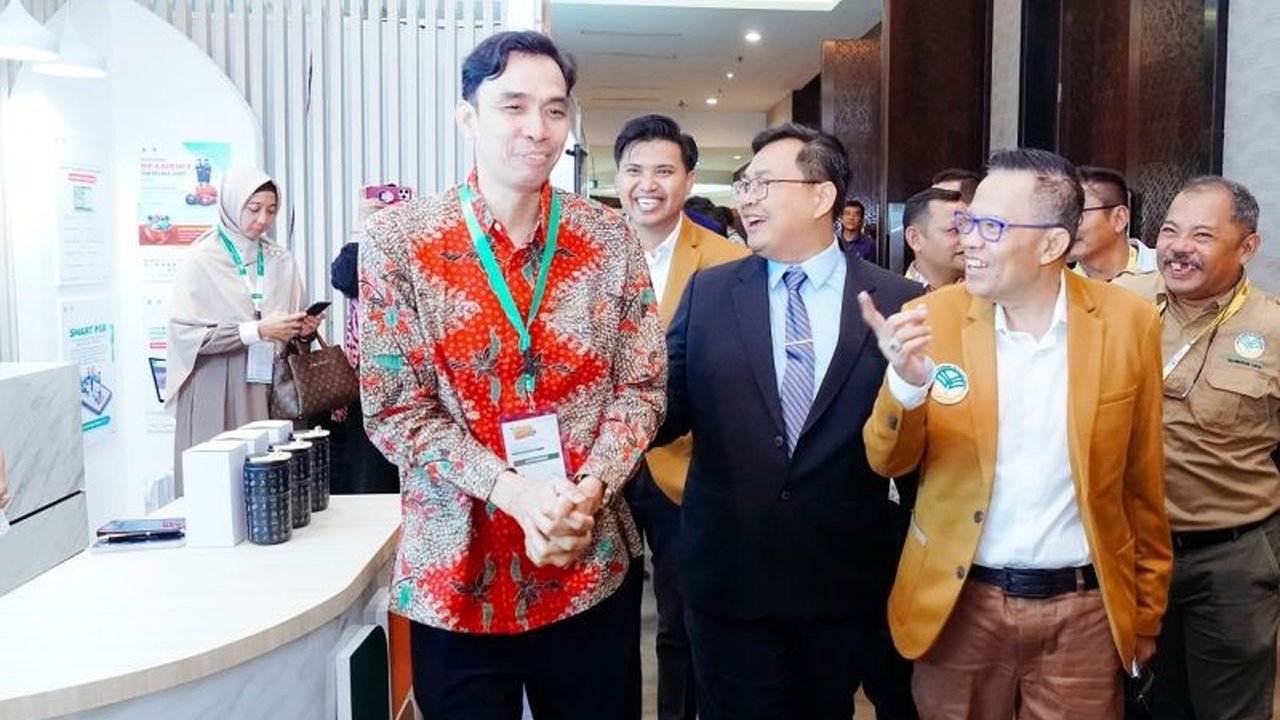 Badan Pengelola Dana Perkebunan (BPDP) berkomitmen mendukung mekanisasi dan digitalisasi industri sawit Indonesia untuk meningkatkan daya saing dan keberlanjutan melalui berbagai program, termasuk penyediaan sarana dan prasarana bagi petani.