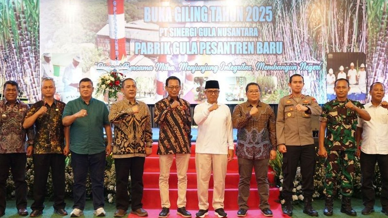 Pabrik Gula Pesantren Baru, Kediri, optimis mencapai target produksi gula 65 ribu ton pada musim giling 2025 dengan menggiling tebu hingga 832.949 ton, sekaligus mendorong swasembada gula nasional.
