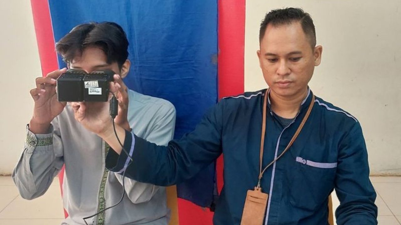 Sebanyak 62 siswa MAN 4 Jakarta ikuti perekaman KTP elektronik dan aktivasi IKD dalam layanan jemput bola Dukcapil Jaksel guna memudahkan akses administrasi kependudukan dan mendukung kebijakan publik.