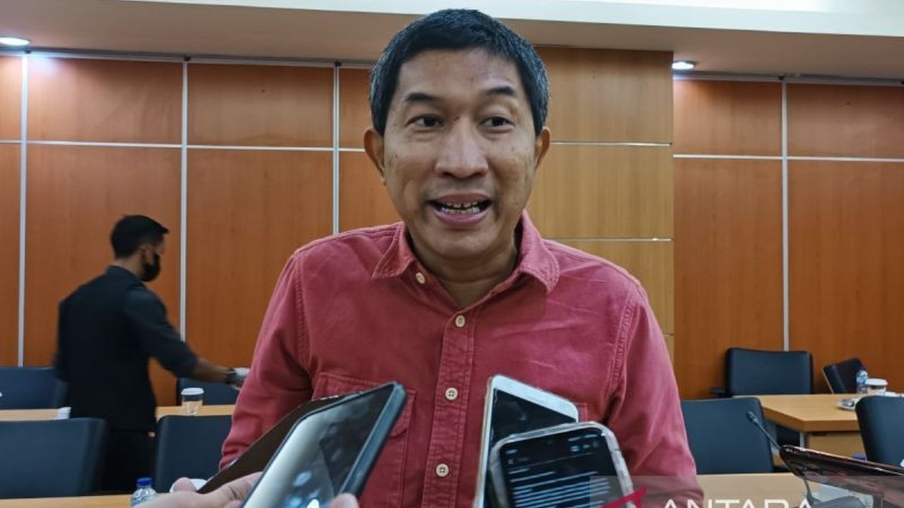 Anggota DPRD DKI Jakarta, Dwi Rio Sambodo, mengkritik pernyataan Gubernur Jawa Barat Dedi Mulyadi yang keliru memahami fungsi APBD DKI Jakarta dan menjanjikan bansos Rp10 juta per kepala keluarga.