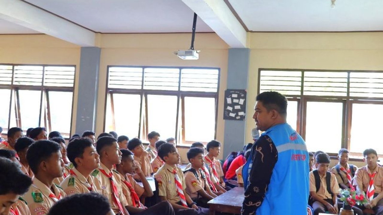 PLN UPK Flores memberikan edukasi kepada siswa SMA Negeri 1 Maumere tentang penggunaan listrik yang aman dan bijak guna mencegah potensi bahaya.