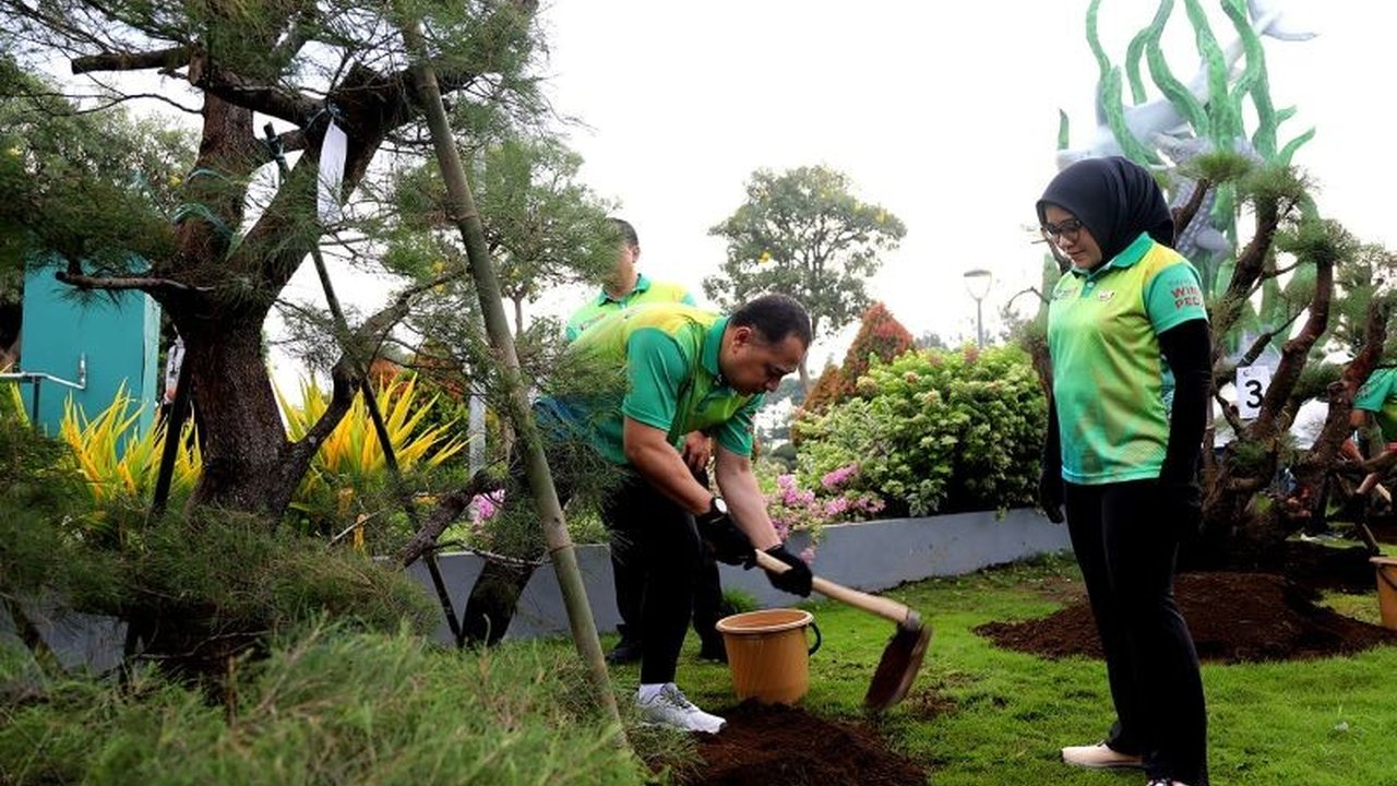 Dalam rangkaian Munas VII Apeksi di Surabaya, anggota Asosiasi Pemerintah Kota Seluruh Indonesia (Apeksi) menanam 98 pohon di Taman Surabaya, sebagai wujud nyata kepedulian terhadap lingkungan.