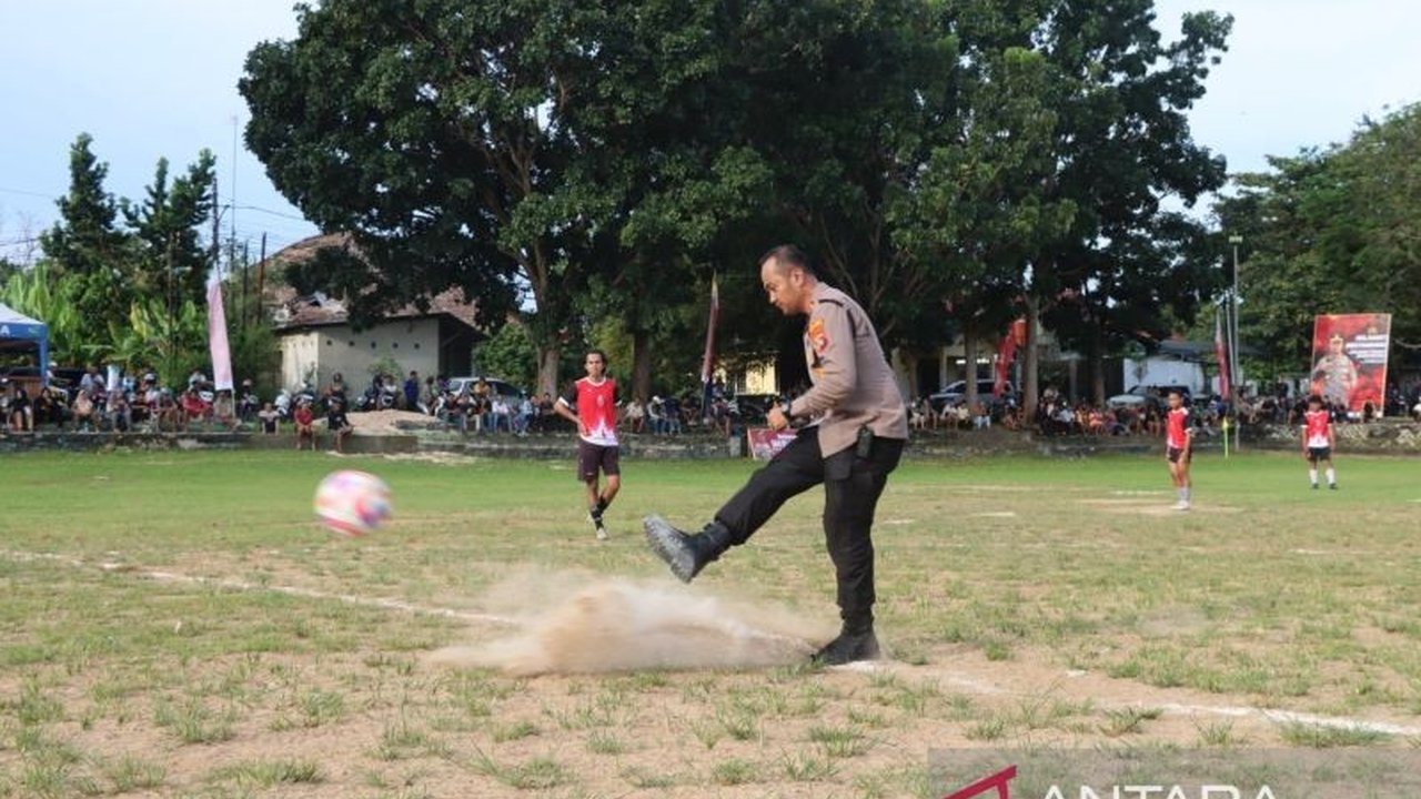 Polres Bangka Barat fasilitasi UMKM lokal dalam Turnamen Sepak Bola Bhayangkara Cup 2025 untuk menggerakkan ekonomi kerakyatan di Bangka Barat.