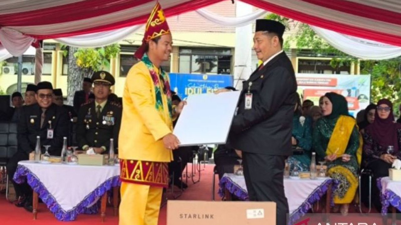 Bupati Hulu Sungai Tengah (HST), Kalimantan Selatan, menyerahkan 22 perangkat internet Starlink untuk meningkatkan kualitas pendidikan di sekolah-sekolah terpencil di daerah Pegunungan Meratus.