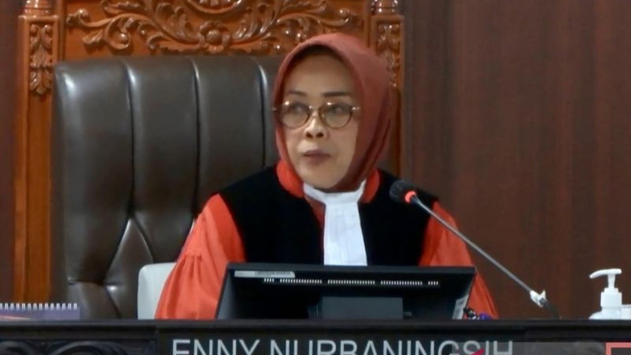 Mahkamah Konstitusi (MK) menilai permintaan ganti rugi miliaran rupiah kepada Presiden, Baleg, dan DPR terkait UU TNI baru sebagai hal yang tidak lazim dan di luar kewenangan MK.