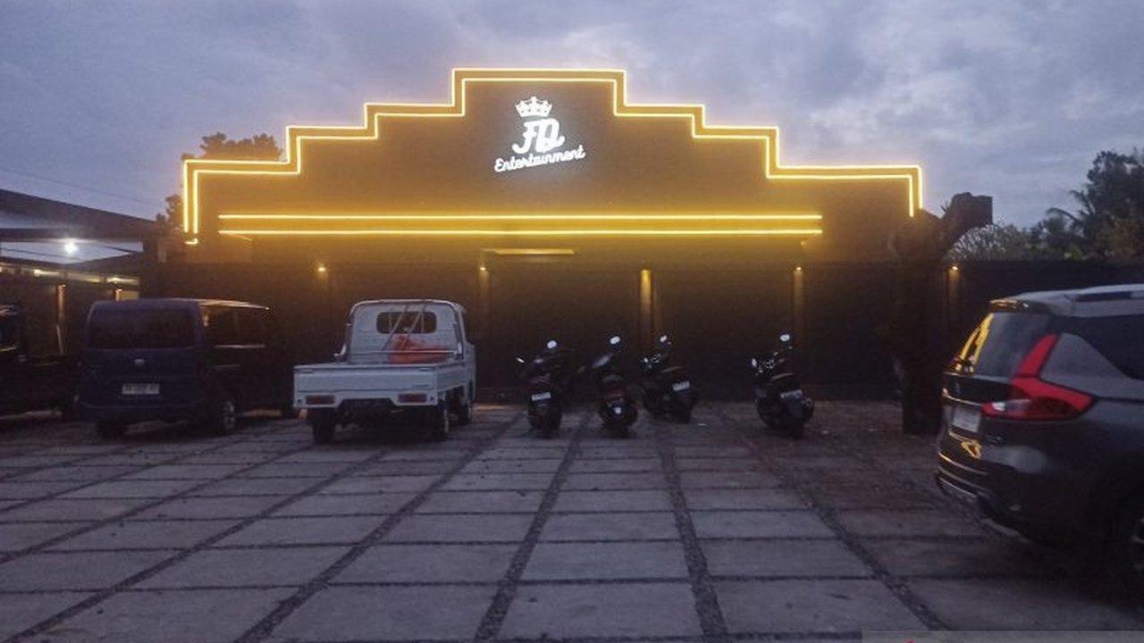 Pemerintah Kota Mataram mengancam akan menutup FD Entertainment, tempat hiburan malam yang diduga beroperasi tanpa izin resmi, dan menegaskan pentingnya kepatuhan terhadap peraturan perizinan berusaha.