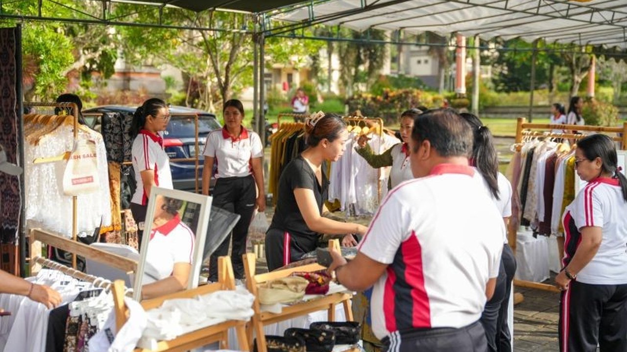 Dinas Koperasi UKMP Badung sukses fasilitasi promosi produk UMKM lokal lewat program Jumat Ceria, mendorong pertumbuhan ekonomi daerah dan memperluas pasar bagi pelaku UMKM.