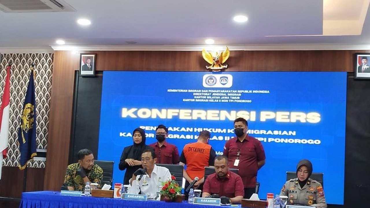 WNA Irak di Ponorogo, Jawa Timur, dideportasi karena pelanggaran izin tinggal setelah usahanya bangkrut dan diduga menjadi korban penipuan.