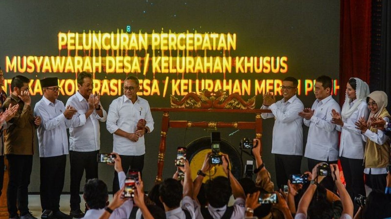 Rendahnya literasi koperasi di kalangan generasi muda Indonesia mengancam pemanfaatan bonus demografi,  menuntut integrasi materi koperasi ke kurikulum nasional dan digitalisasi koperasi.