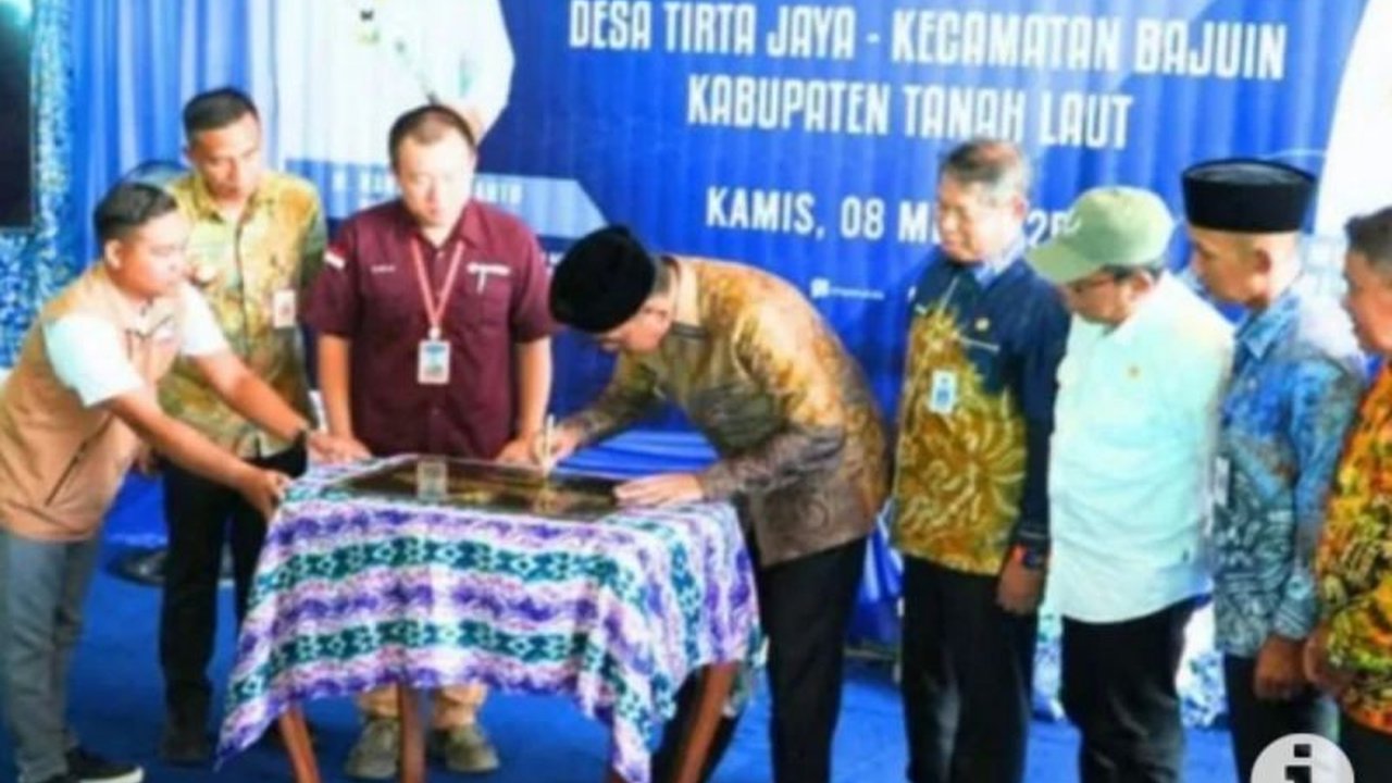 Bupati Tanah Laut, Kalimantan Selatan, meresmikan Kampung Pemuda di Kecamatan Bajuin sebagai program pertama di Indonesia yang memberdayakan pemuda desa berbasis komunitas, mendorong pembangunan daerah dari akar rumput.