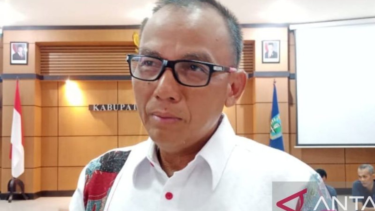 Pemkab Belitung gencar membangun komunikasi dengan pemerintah provinsi dan maskapai penerbangan seperti Citilink dan Air Asia untuk membuka kembali rute penerbangan internasional dari Singapura dan Kuala Lumpur.