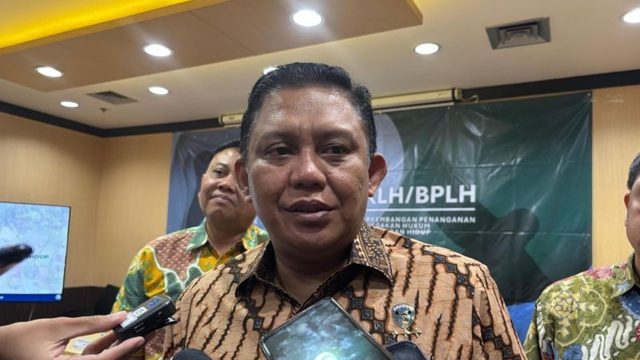 Kementerian Lingkungan Hidup (KLH) melakukan verifikasi lapangan terkait laporan pembuangan sampah ilegal di Cilincing, Jakarta Utara, yang telah berlangsung selama bertahun-tahun dan menumpuk hingga melebihi tinggi bangunan.