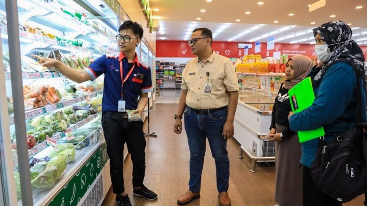Pemerintah Kota Kediri melakukan inspeksi mendadak ke sejumlah ritel untuk mengawasi perizinan dan label Pangan Segar Asal Tumbuhan (PSAT) guna mewujudkan Kota Kediri yang aman pangan.
