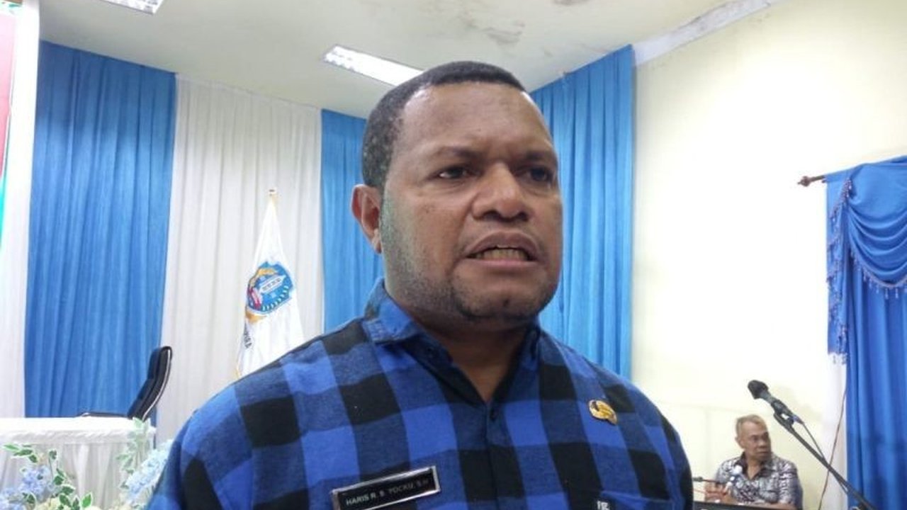 Wakil Bupati Jayapura, Haris R. Yocku, menginstruksikan seluruh ASN untuk memprioritaskan penggunaan produk lokal, dimulai dari air minum kemasan produksi perusahaan daerah, guna mendukung ekonomi daerah dan menumbuhkan rasa bangga terhadap produk lokal.