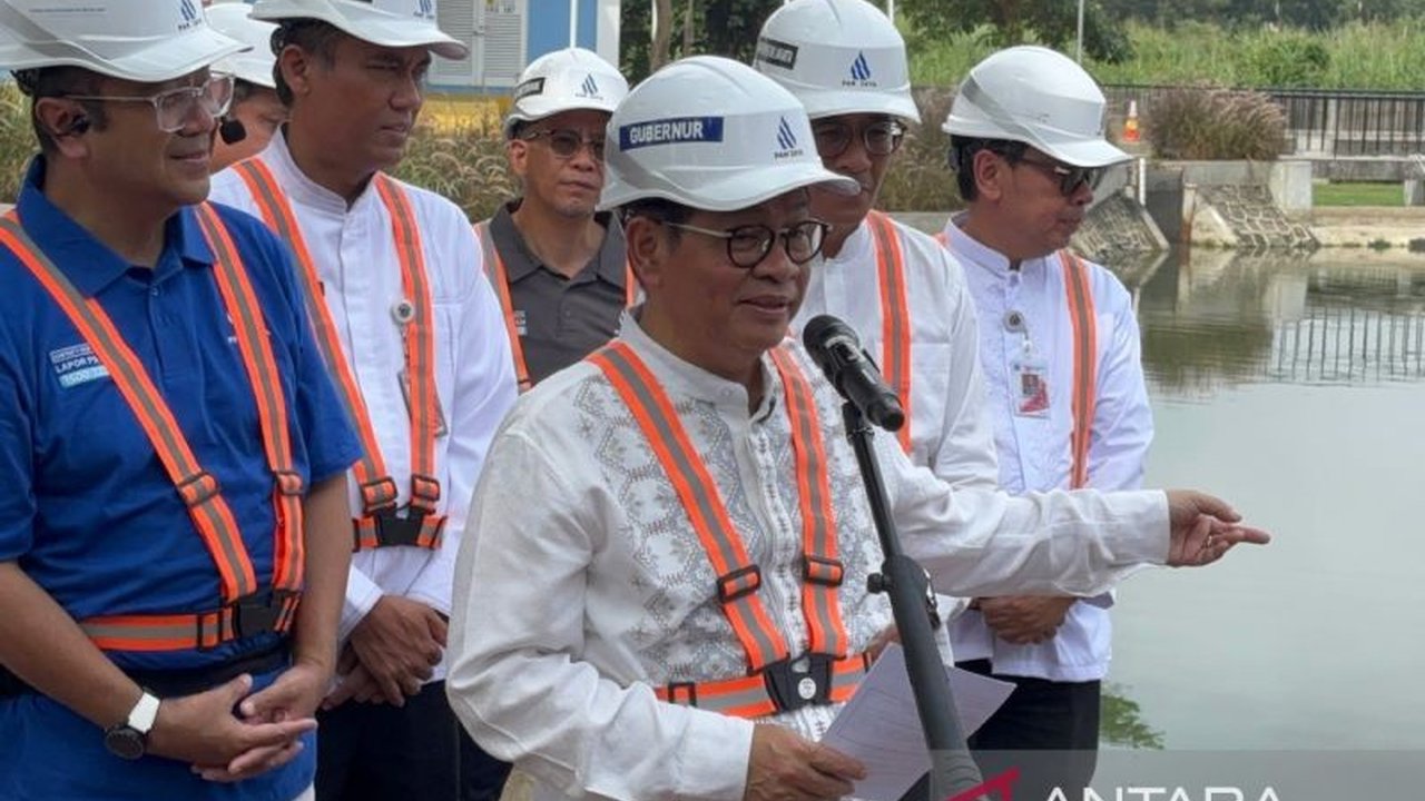 Gubernur DKI Jakarta, Pramono Anung Wibowo, mencicipi dan membuktikan langsung bahwa air hasil olahan Instalasi Pengolahan Air (IPA) Mookervart yang berasal dari limbah Kali Mookervart aman diminum.