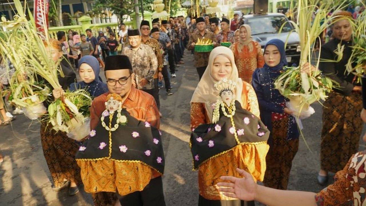 Pabrik Gula Modjopanggung Tulungagung menggelar tradisi Manten Tebu, menandai dimulainya musim giling 2025 dan simbol sinergi antara pabrik dan petani tebu.