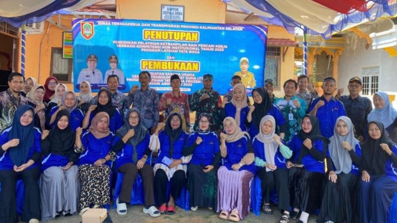 Disnakertrans Kalsel melatih ibu rumah tangga di Desa Tanjung Dewa, Tanah Laut, dalam teknologi tepat guna untuk meningkatkan perekonomian keluarga melalui pengolahan hasil laut menjadi produk makanan beku.