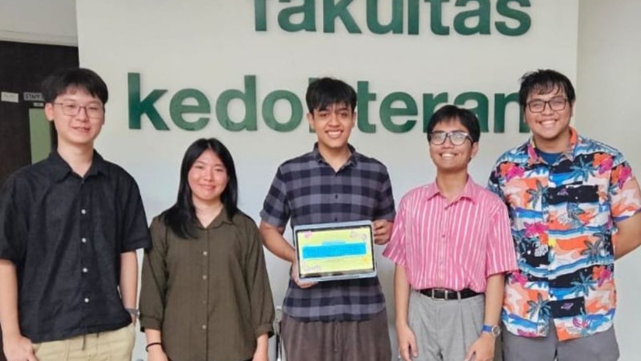 Tim mahasiswa Fakultas Kedokteran UI menjuarai kompetisi JakNews 2025 berkat penelitian inovatif tentang efektivitas antibodi dalam pengobatan penyakit Alzheimer.