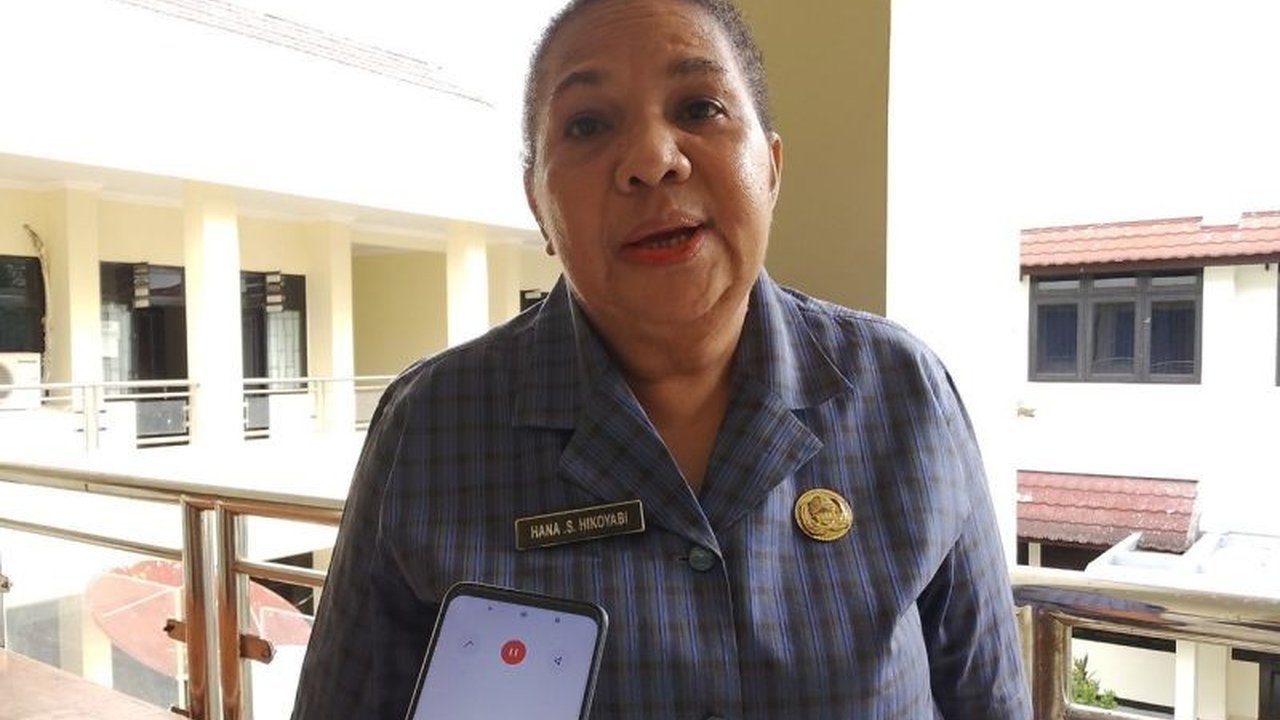 Pemerintah Kabupaten Jayapura berupaya meningkatkan Indeks Pembangunan Manusia (IPM) melalui intervensi program pembangunan di sektor pendidikan, kesehatan, dan ekonomi, dengan fokus pada peningkatan kualitas pendidikan dan pelestarian budaya lokal.