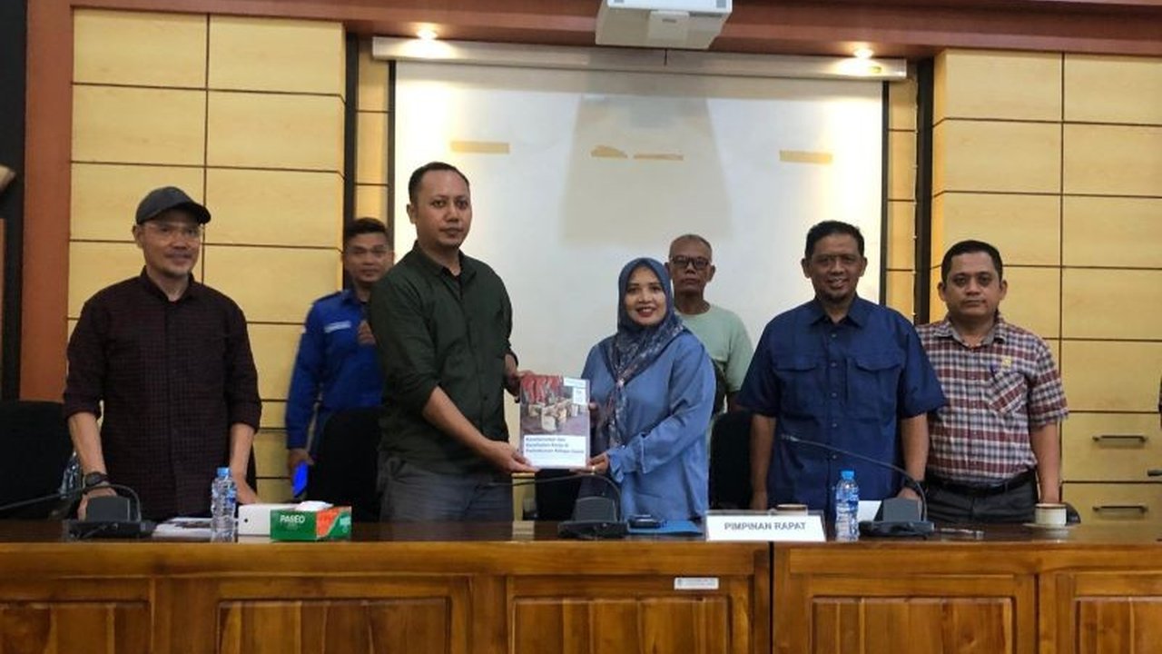 Aliansi Buruh Sawit Kalbar (ABS) menggelar audiensi dengan DPRD Kalbar dan Pemprov Kalbar, mendesak pengesahan Perda perlindungan buruh sawit untuk mengatasi masalah upah rendah, PHK sepihak, dan lainnya.