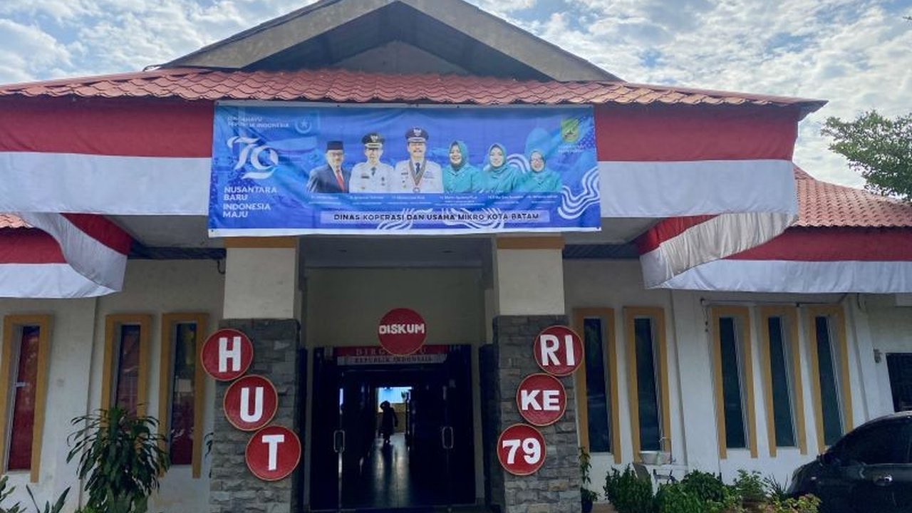 Pemerintah Kota Batam menyalurkan dana bergulir senilai Rp1,05 miliar kepada 10 pelaku usaha mikro, dengan total dana tersedia mencapai Rp11 miliar untuk mendorong pertumbuhan UMKM di Batam.