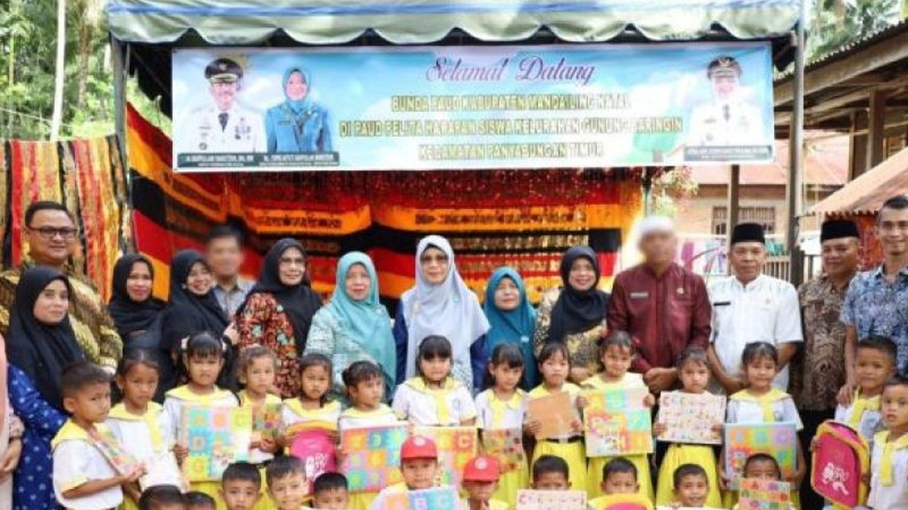 Bunda PAUD Madina, Yupri Astuti, menekankan pentingnya perhatian optimal terhadap pertumbuhan anak usia dini dan mengapresiasi para tenaga pengajar PAUD di Mandailing Natal.